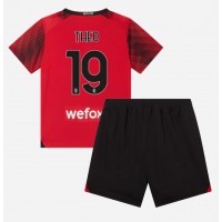 Koszulka piłkarska AC Milan Theo Hernandez #19 Strój Domowy dla dzieci 2023-24 tanio Krótki Rękaw (+ Krótkie spodenki)
